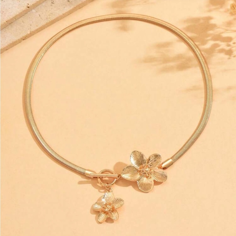Elegant Gold Floral Necklace R156 - Picture 3 of 3